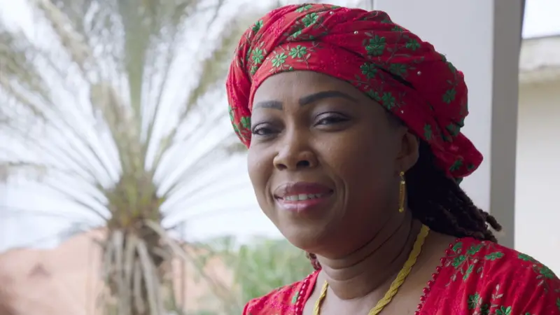 De la fuite d&rsquo;un mariage précoce « aux mains d&rsquo;un vieux pervers » au statut de première dame de la Sierra Leone