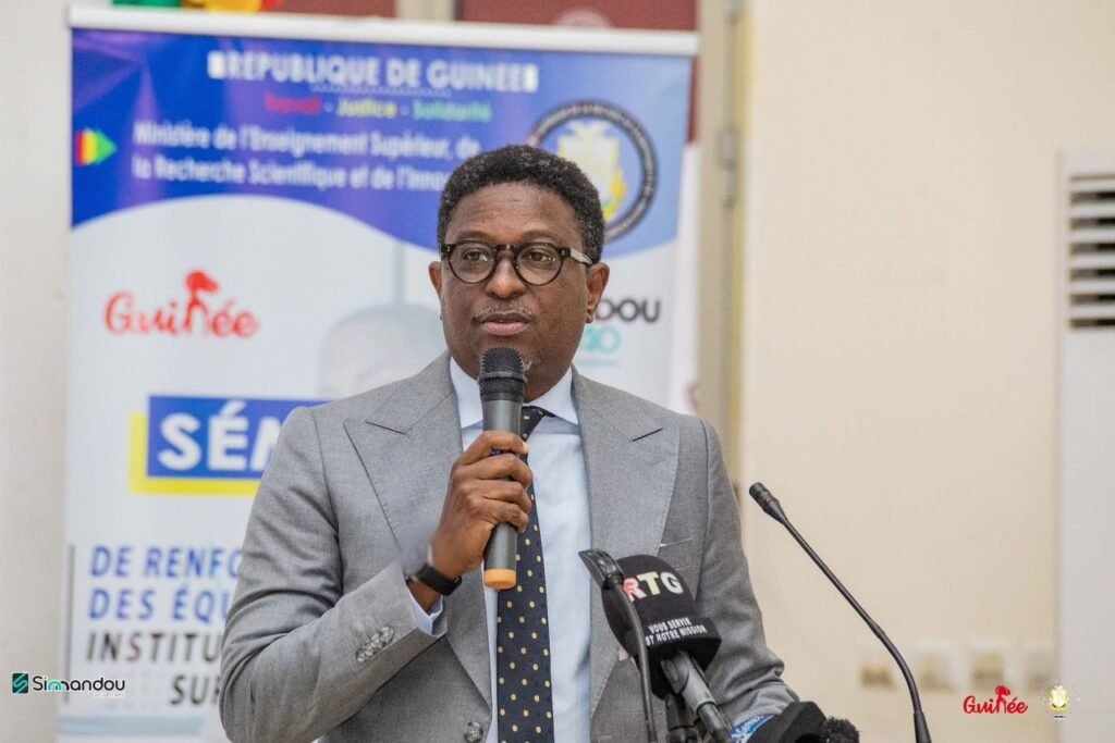 Quand on reproche aux jeunes de partir sans leur offrir les raisons de rester : réponse aux propos du ministre Alpha Bacar Barry
