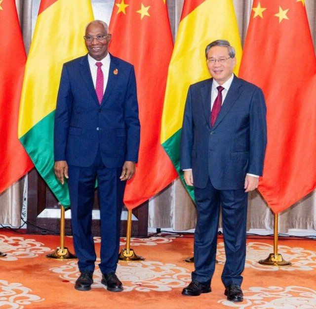  »LA GUINÉE VA FAIRE COMME LA CHINE » : LE MIRAGE DE BAH OURY OU L&rsquo;ART DE CONFONDRE PROPAGANDE ET POLITIQUE PUBLIQUE