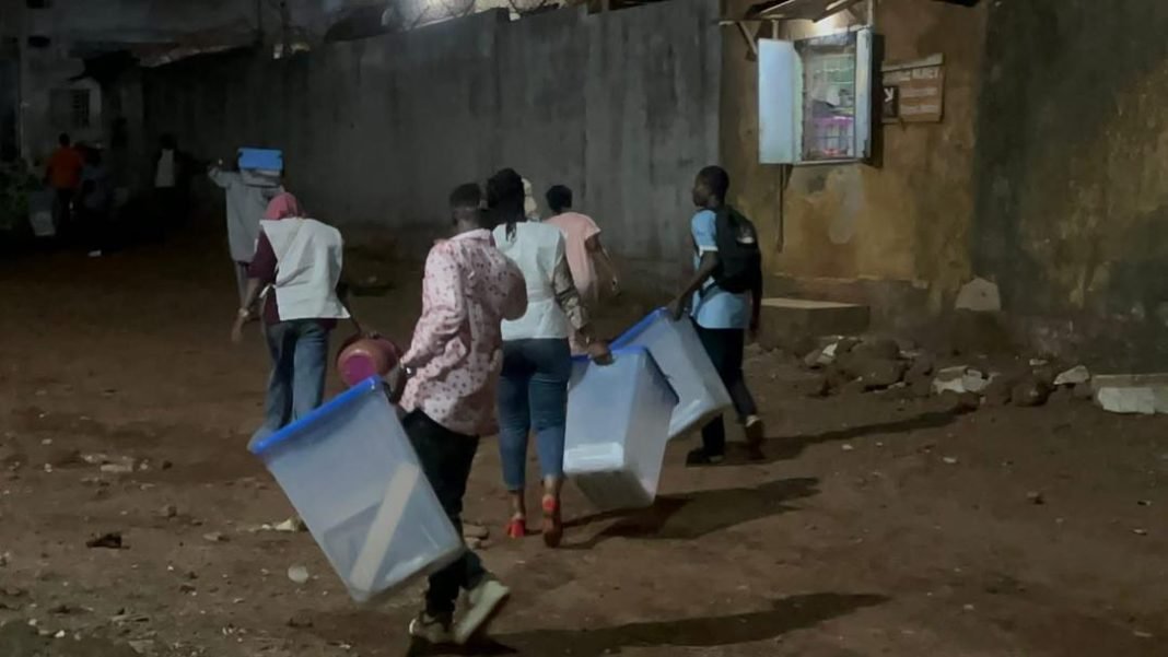 Élections législatives et communales : faute de PV de centralisation, des kits électoraux acheminés vers le quartier à Hafia 2