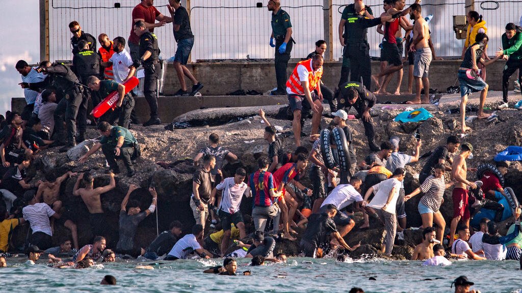 À la Une: à Ceuta, les autorités espagnoles dépassées par l&rsquo;afflux de migrants en provenance du Maroc