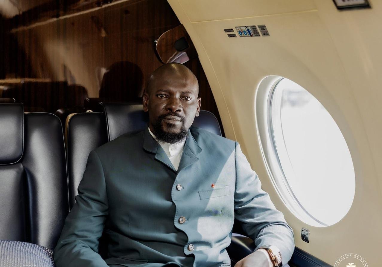 Quand un départ en vacances devient une affaire d’État : la Guinée doit-elle applaudir ou s’interroger ?