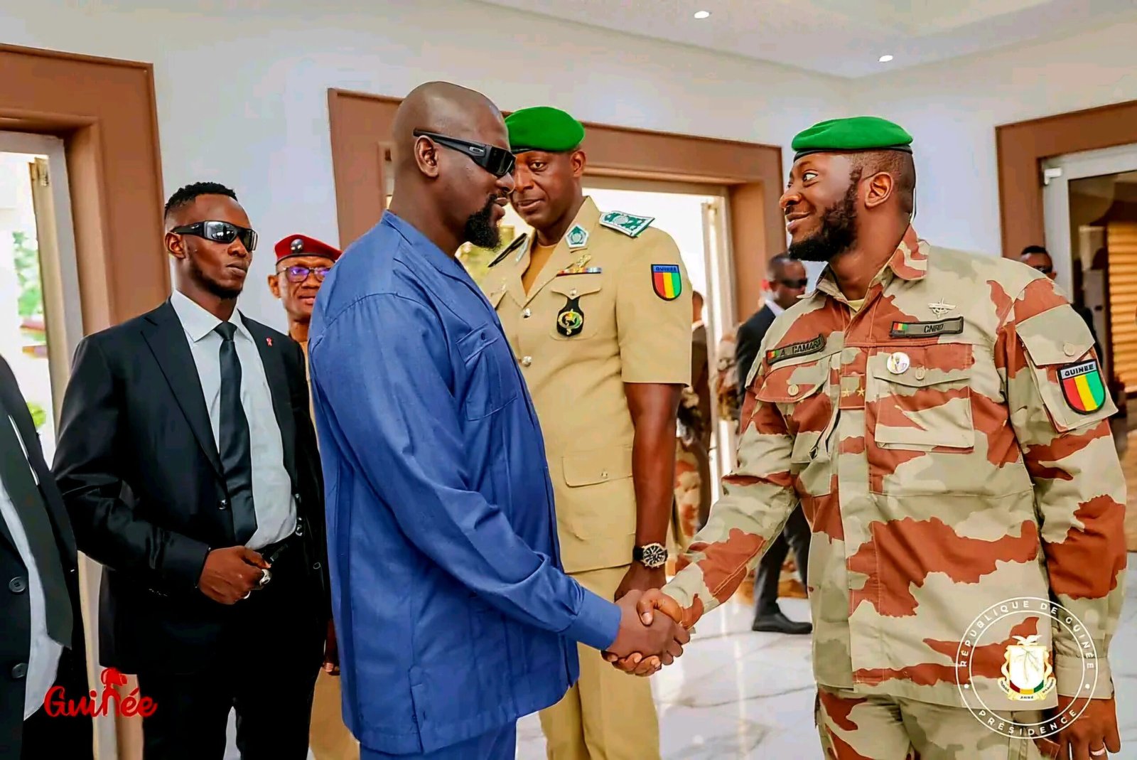 Transition ou recomposition du pouvoir ? Les interrogations soulevées par la republication d’un décret portant sur les prérogatives d’Amara Camara en Guinée.