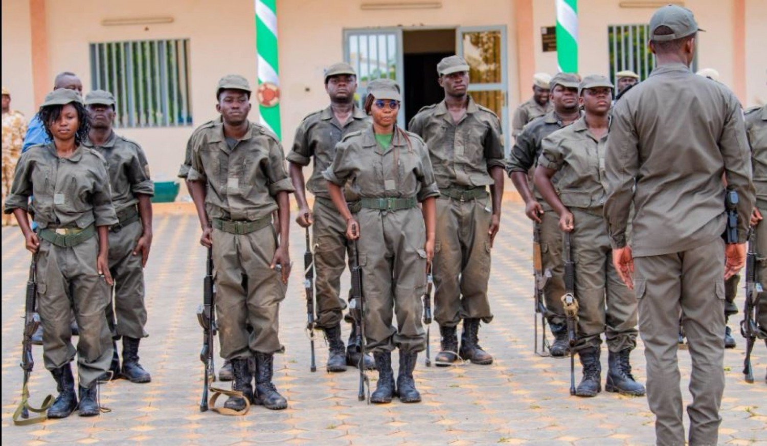 Burkina Faso : l’État contraint les journalistes à une formation militaire, RSF dénonce