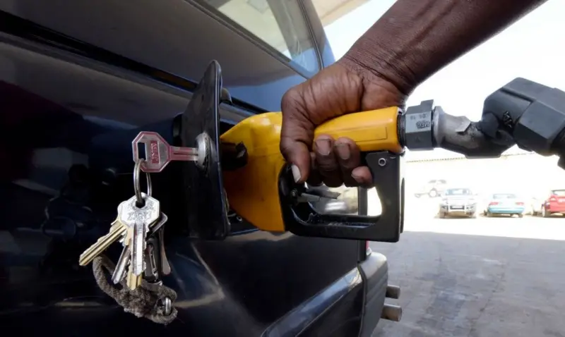 Pourquoi le carburant reste-t-il si cher au Sénégal malgré le pétrole de Sangomar ?