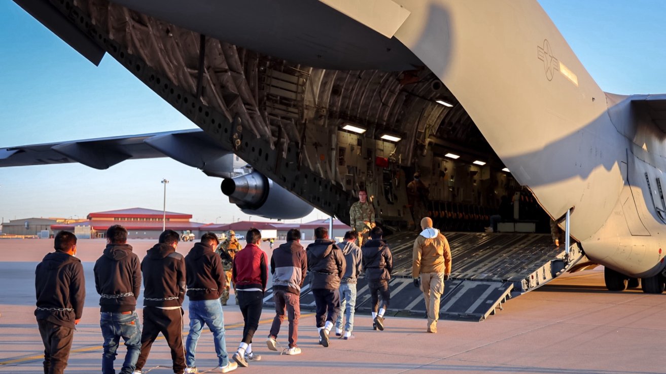 Migrants déportés par les États-Unis en Afrique: le business des indésirables