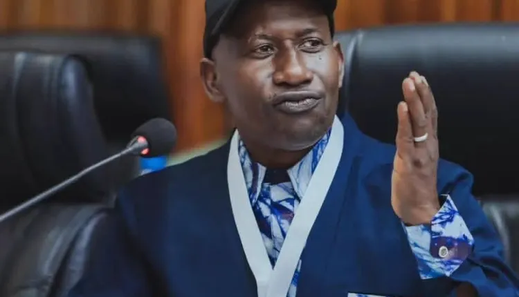 « Ils se sont tiré une balle dans le pied » : Makanera Kaké répond aux contestataires et mobilise la GMD pour Doumbouya