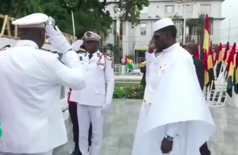 Fête nationale : Mamadi Doumbouya se recueille à la Place des Martyrs